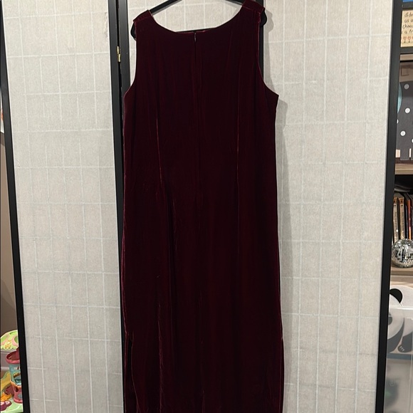 August Max Deep Red/ Burgundy  Velvet Maxi Dress with Floral Detail - Picture 4 of 4